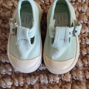 Vintage gap infant tennis shoes size 3. Never worn